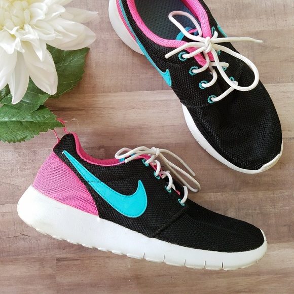 Nike Shoes - Nike Roshe One Sneakers 5Y
